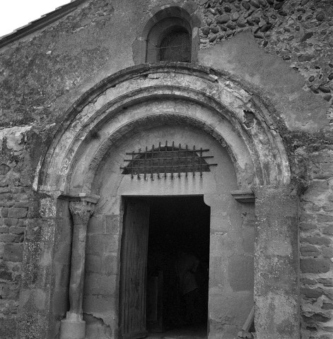 Albon.- Le portail de l'église Saint-Philibert qui était celle d'un prieuré de l'ordre de Saint-Benoît.