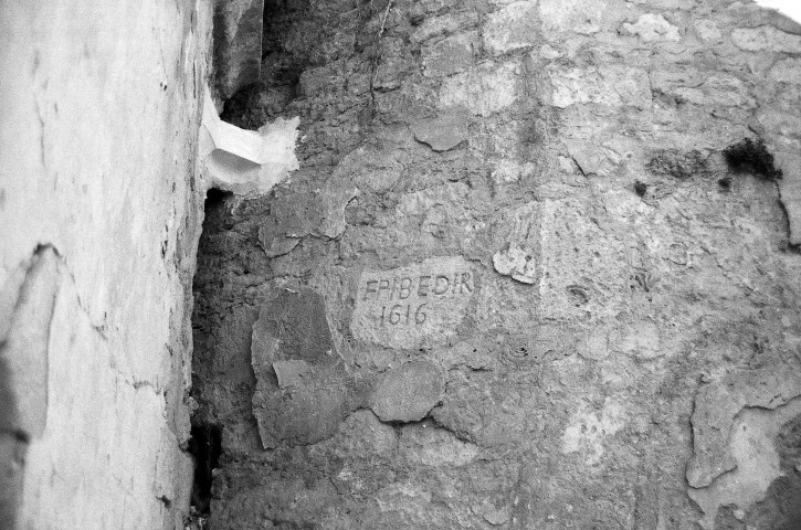 Montségur-sur-Lauzon.- Inscription sur un pilier de l'ancienne église Saint-Félix, "FPIBEDIR 1616".
