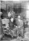 Charols, château de Salettes. - Marthe de Courtois et Henri Champin assis dans le salon.