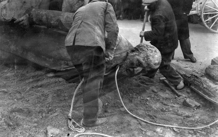 Valence.- Démolition du monument d'Émile Augier, place de la République en janvier 1942.