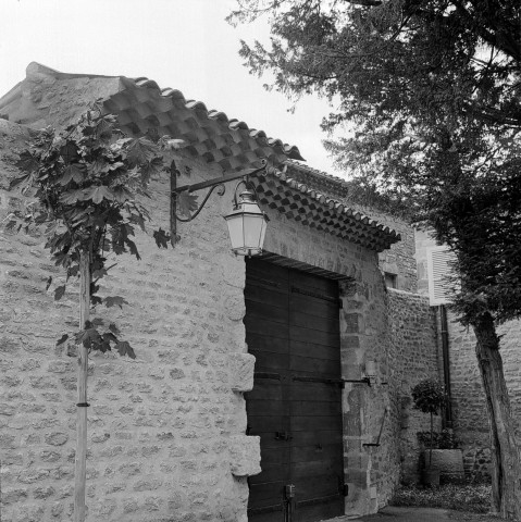 Étoile-sur-Rhône.- La sortie du château Saint-Ange.