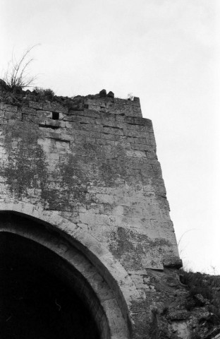 Allan. - Les restes du clocher et l'arc triomphal de la chapelle Barbara, avant la restauration de 1976.