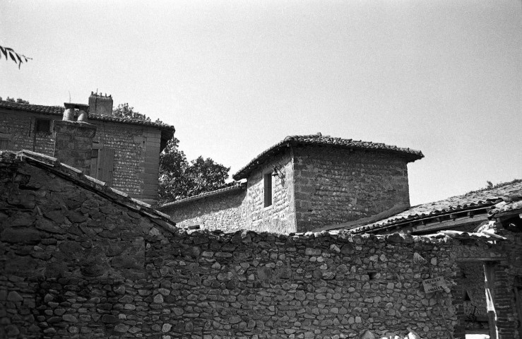 Bésayes. - Mur d'enceinte nord du domaine des Thévenins.