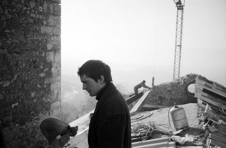 Mirmande.- Visite de Mr Tracol, adjoint au maire, pendant les travaux à l'église Sainte-Foy.