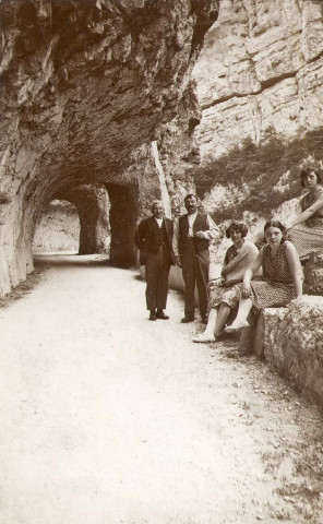 Touristes sur la route des Grands-Goulets.