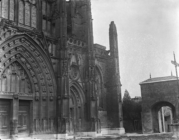 Saint-Antoine l'Abbaye (Isère).- La façade gothique de l'église.