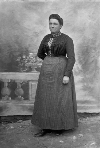 Façade d'une maison située place de l'église à Taulignan. Portrait de femme.