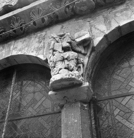 Saint-Donat-sur-l'Herbasse. - Détail de façade du cloître de la collégiale.