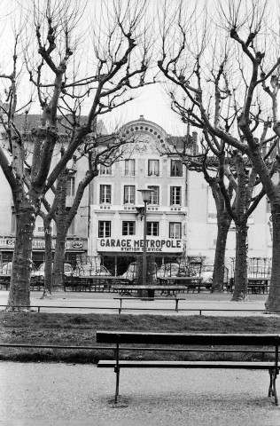 Valence.- Le garage Métrople tout d'abord le local du cercle militaire puis en 1912 le Kursaal-Cinéma, avenue Félix Faure.