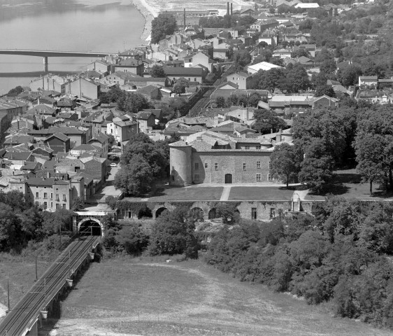 Vue aérienne d'une partie de la ville et du château.