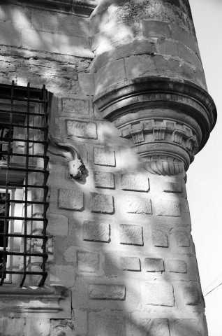 Chanos-Curson.- Détail d'angle nord-est de la maison forte de Conflans.