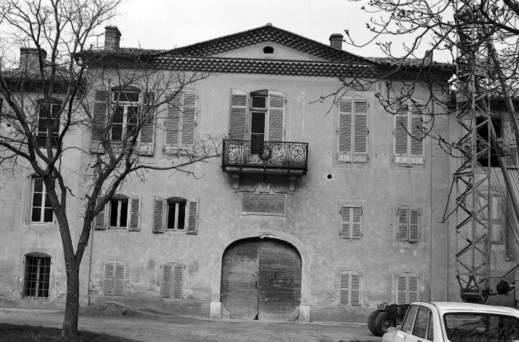 Allex. - Façade est du château de l'Isle.