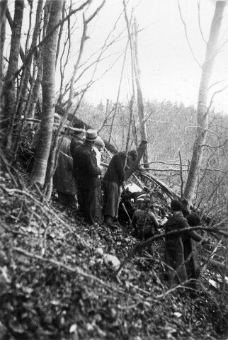 Crash de l'avion de M. Jamon radio et M. Risser mécanicien le 7 novembre 1937, aux Trois Becs.