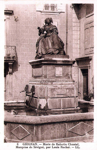 La fontaine monumentale, le pilier sert de piédestal à la statue de Madame de Sévigné (1857).