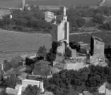 Vue aérienne du donjon et des vestiges du château.