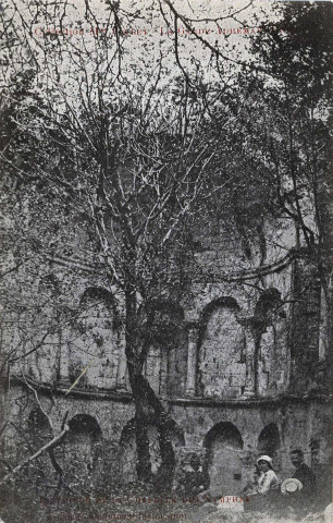 Les ruines de la chapelle du Val des Nymphes.