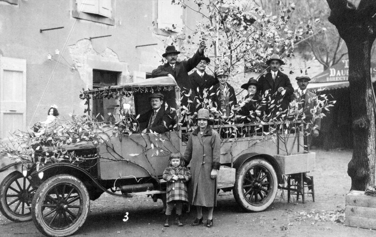 Fête des Bouviers. - Char décoré.