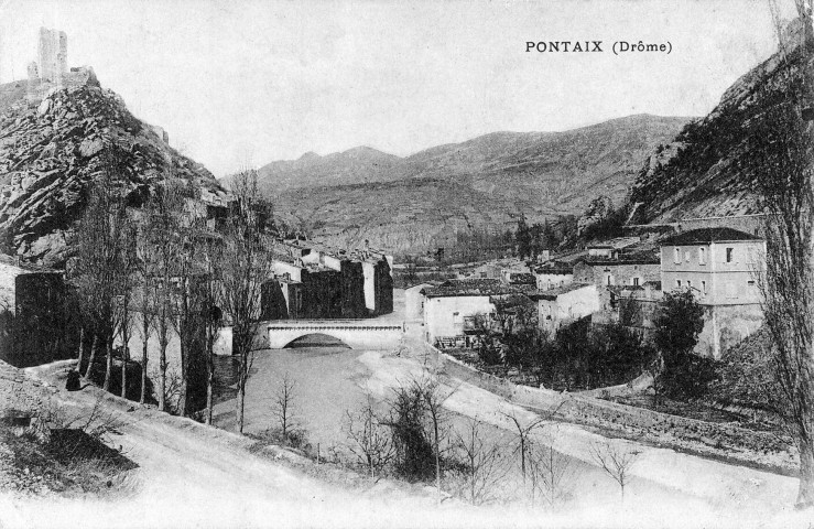 Pontaix. - Le village et la Drôme.