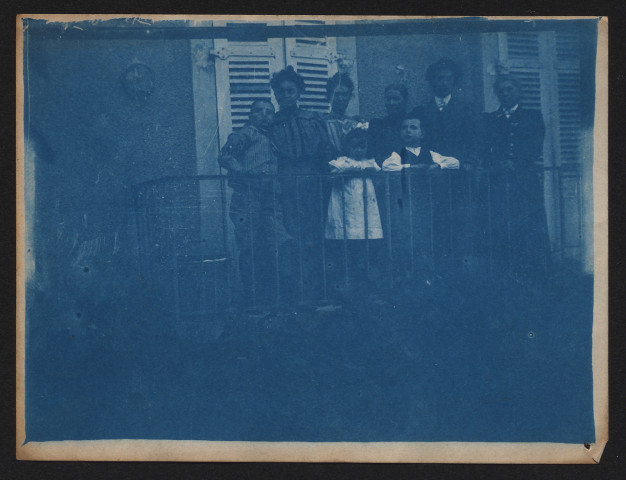 Groupe de personnes sur un balcon.