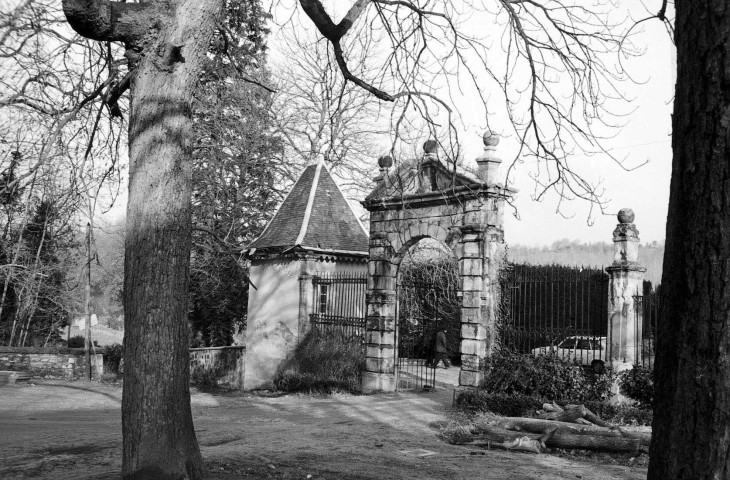 Peyrins.- Le portail sud du château de Sallmard.