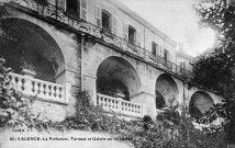 Terrasse et galerie de la Préfecture, bombardée en août 1944.