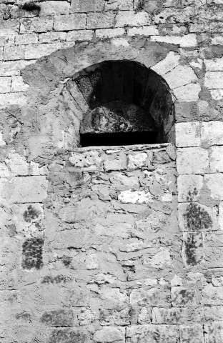 Allan. - Fenêtre du transept sud de la chapelle Barbara, avant la restauration de 1976, tympan de réemploie.