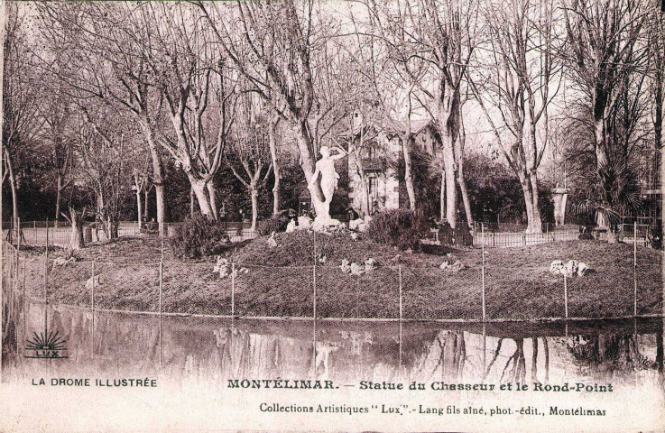 Le Jardin Public, la statue du Chasseur du 1er âge (1903).