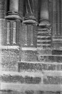 Étoile-sur-Rhône. - Détail des piliers gauche du porche de l'église Notre-Dame.