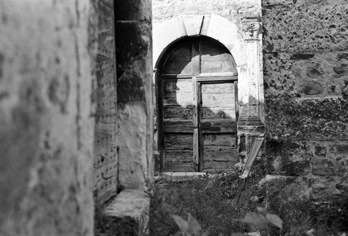 Dieulefit.- Le porche renaissance de la chapelle Saint-Pierre.