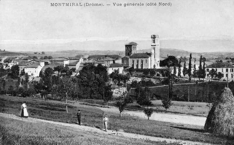 Montmiral.- Vue générale du village et l'église saint-Christophe.