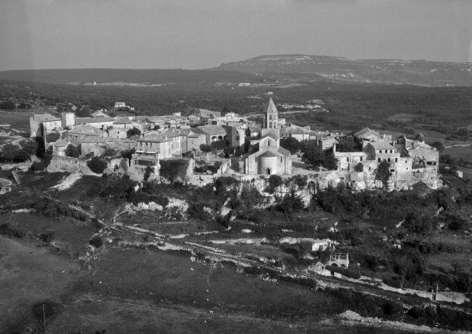 La Garde-Adhémar. - Vue aérienne du village et l'église Saint-Michel (XIe siècle)