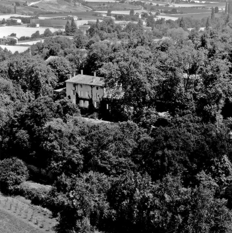 Vue aérienne du château de la famille Latune.