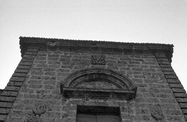 Châteaudouble.- Détail du fronton du porche central du château.