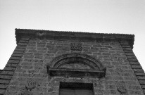 Châteaudouble.- Détail du fronton du porche central du château.