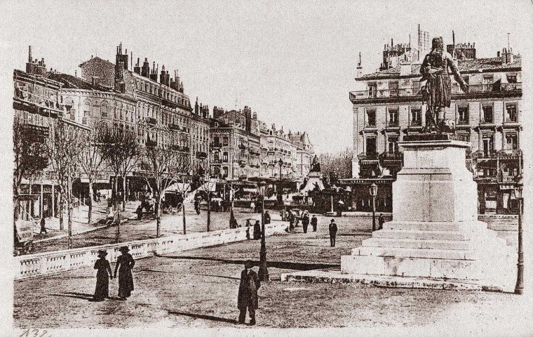 Valence.- L'esplanade du Champ de Mars et la statue Championnet.