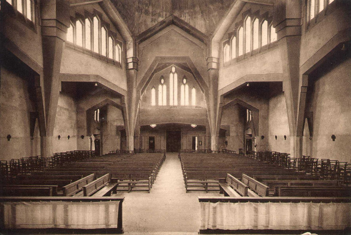 L'intérieur de l'église Notre-Dame de Lourdes.