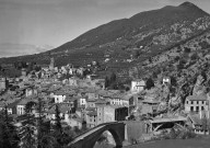 Nyons. - Vue aérienne de la ville et du pont sur la rivière l'Eygues.