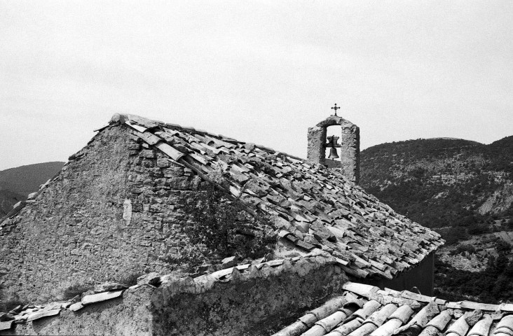 Bénivay-Ollon.- La façade est et la toiture de la chapelle Saint-Jean d'Ollon.