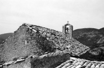 Bénivay-Ollon.- La façade est et la toiture de la chapelle Saint-Jean d'Ollon.