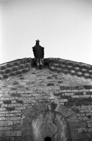 Rochebaudin. - Vierge métallique sur le chapiteau romain inversé de la chapelle du cimetière.