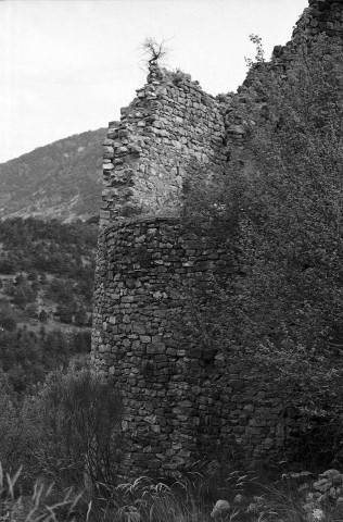 La Charce.- La tour sud-est du château.