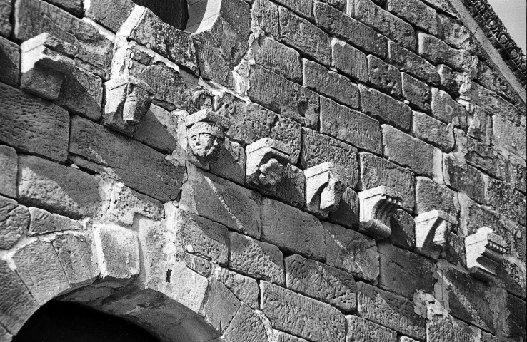 Mirabel-aux-Baronnies.- Sculptures de la façade de la chapelle Notre-Dame de Beaulieu.