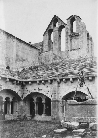 Arles (Bouches-du-Rhône). - Cloître de l'abbaye Saint-Pierre de Montmajour.