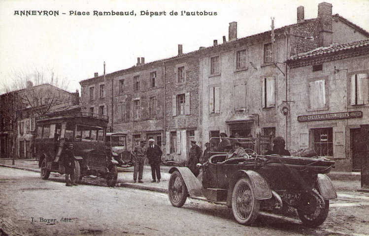 Terminus de l'autobus, place Rambaud.