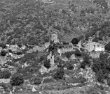 Vue aérienne du village, du château et de l'église Saint-Michel.