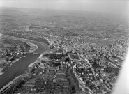 Vue aérienne de la ville et de Granges en Ardèche.