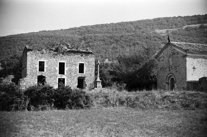 Rochebaudin. - Maison aux abords de la chapelle du cimetière.