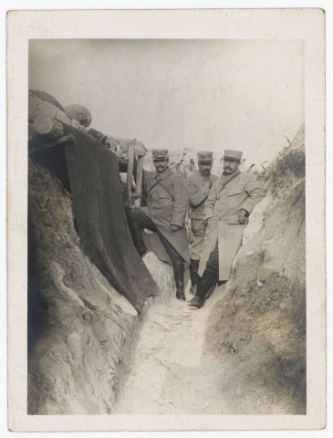 Beauséjour 180, Tranchée V. - Le sous-lieutenant Peyron, le capitaine Combe et le sous-lieutenant Cohet de la 1ère compagnie.