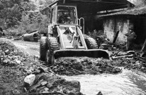 Saint-Uze.- Nettoyage après les inondations de 1968.