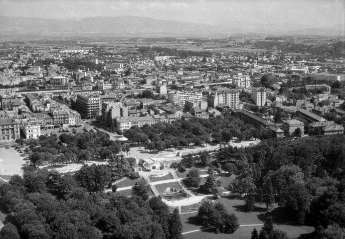 Valence.- Vue aérienne du parc Jouvet et d'une partie de la ville.